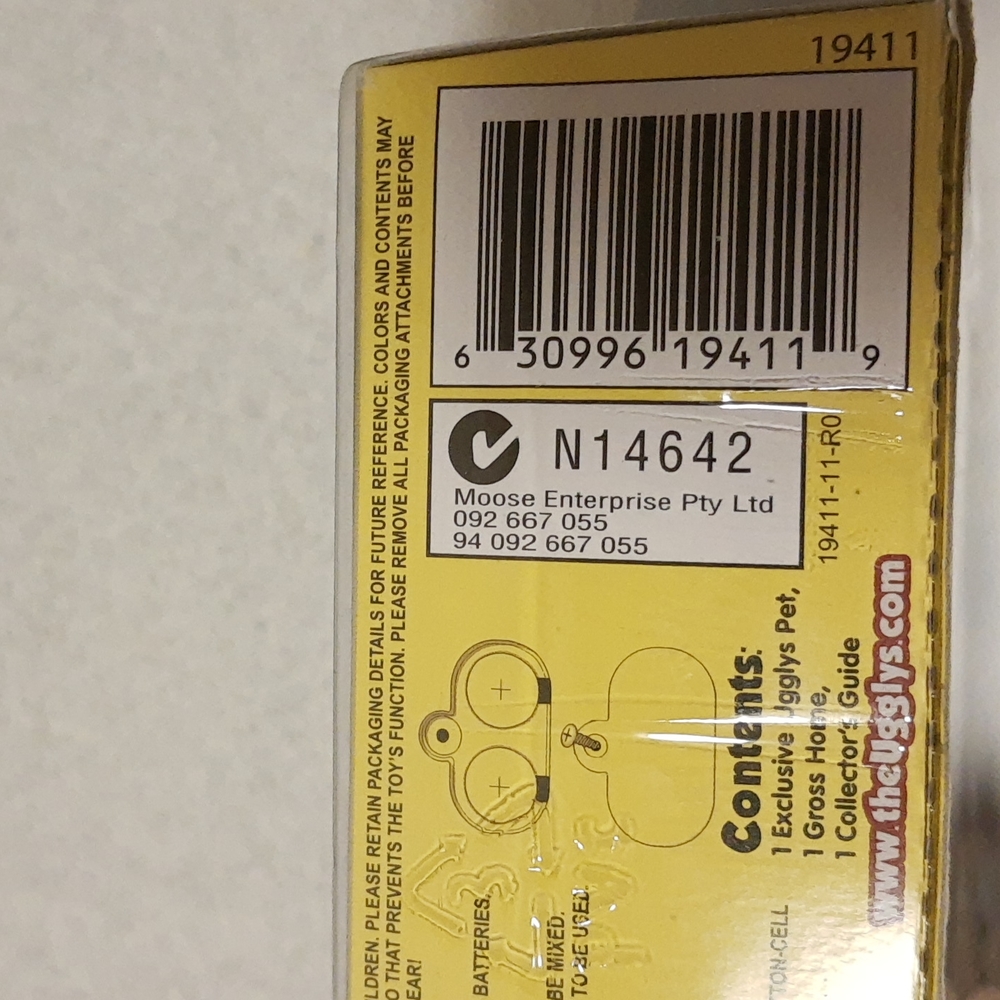 The Ugglys Pet Shop Series 1 Exclusive Gross Goldfish Collectible (Box Damage) - Picture 10 of 12
